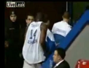 فيديو .. الجمهور التركي يقذف لاعبي فريق اسرائيلي بالأحذية في مباراة لكرة السلة !