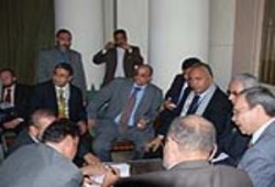 "الوطني" يحتل البهو الفرعوني لتعطيل اعتصام المعارضة