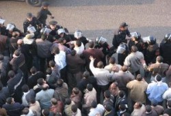 احتجاز أكثر من 180 معتقل من متضامنى غزة .. والإفراج عن آخرين