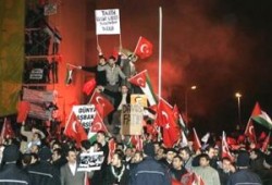 اردوغان العائد من دافوس يحظى باستقبال الابطال