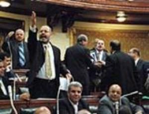 الحسيني ينتقد مهاجمة الأمن لمخازن إغاثة غزة