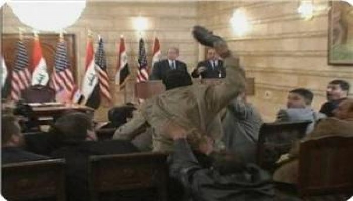 مواطنون سويديون يضربون السفير الصهيوني بالحذاء