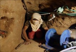 استشهاد شاب وإصابة 6 بانفجار قنبلة غاز في نفق قرب رفح