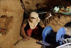 استشهاد شاب وإصابة 6 بانفجار قنبلة غاز في نفق قرب رفح