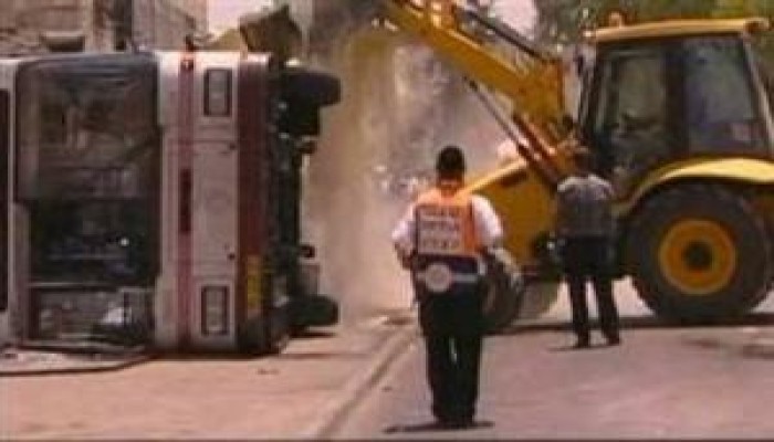 مواطن فلسطيني يدهس بجرافة شرطيين من شرطة الاحتلال بالقدس المحتلة