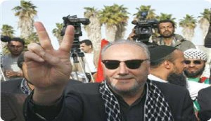 "غالاوي" يقدِّم مبالغ مالية ومساعدات طبية ومركبات إلى الحكومة الفلسطينية في غزة