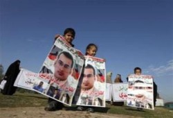 3 سنوات سجنًا للصحفي العراقى ( الزيدى ) قاذف بوش بالحذاء