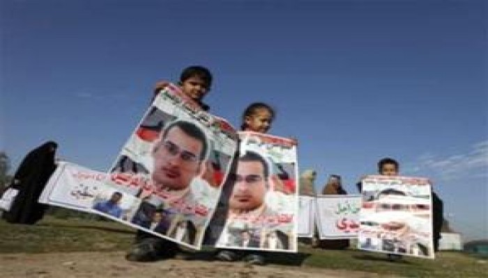 3 سنوات سجنًا للصحفي العراقى ( الزيدى ) قاذف بوش بالحذاء