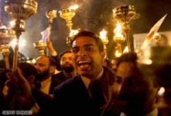 الحكومة الباكستانية تعيد القضاة المعزولين لمناصبهم