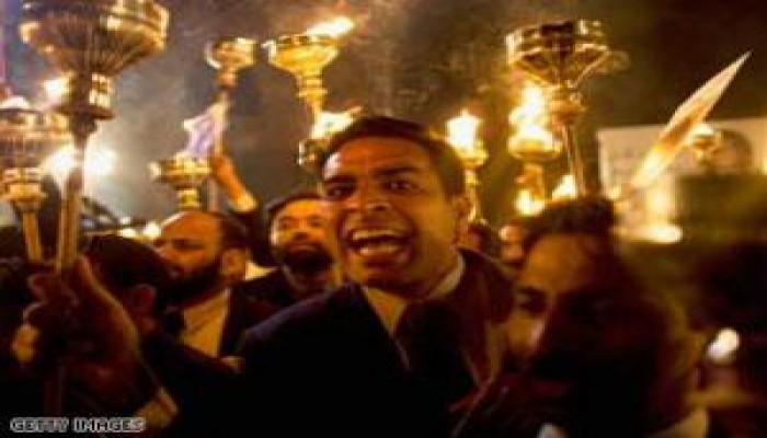 الحكومة الباكستانية تعيد القضاة المعزولين لمناصبهم