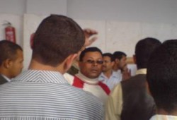قائد حرس دار علوم الفيوم يُحطِّم لوحات لطلاب الإخوان