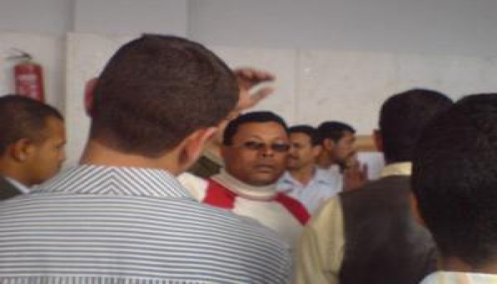 قائد حرس دار علوم الفيوم يُحطِّم لوحات لطلاب الإخوان