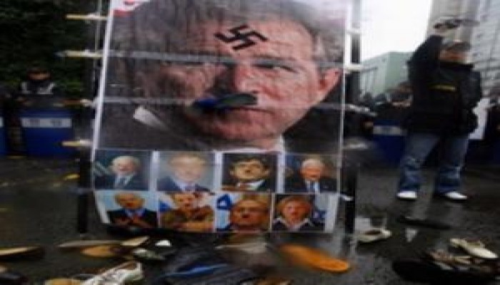 متظاهرون يستقبلون بوش بالأحذية خلال زيارة لكندا