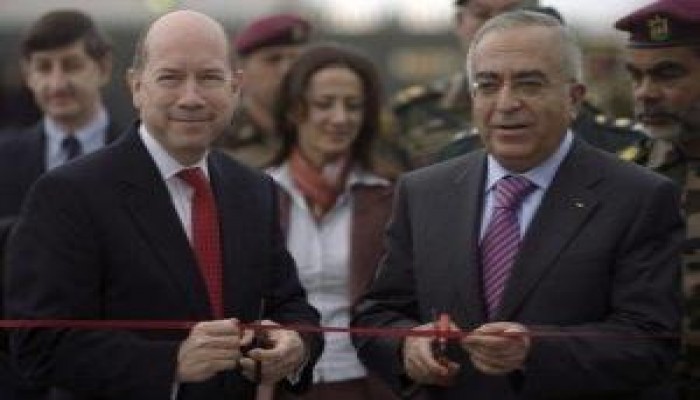 فضيحة مصورة : مسئول أمريكي يفتتح مركز لتدريب قوات عباس في أريحا