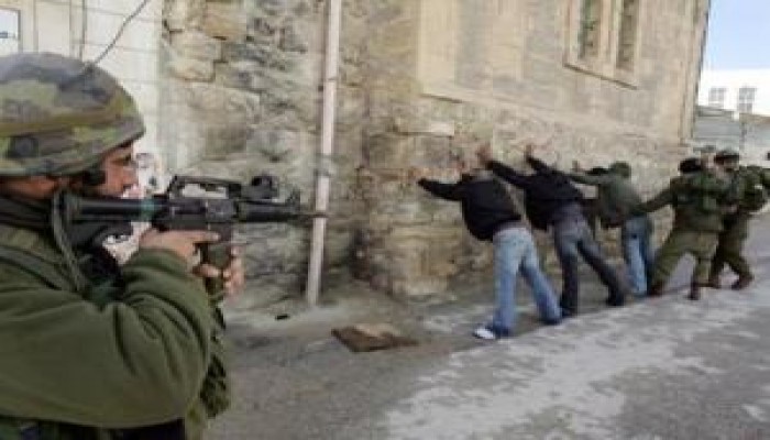 قوات الاحتلال تختطف 17 مواطنا من الضفة