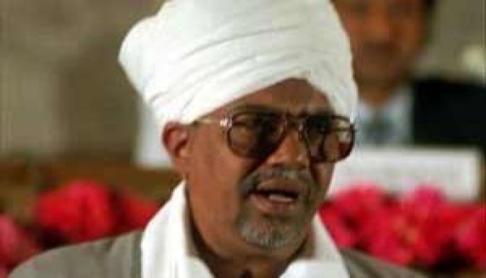 البشير يتحدي قرار الجنائية الدولية و يصل القاهرة فعلياً