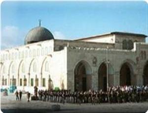 مغتصبون يقتحمون ساحات المسجد الأقصى ويحاولون أداء طقوسهم التلمودية