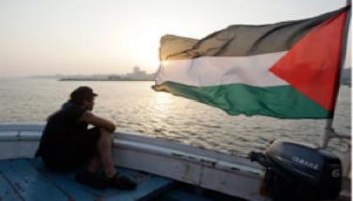 إسرائيل تفجر قاربا فلسطينيا على الحدود مع غزة