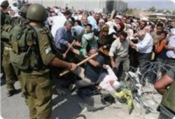 آلاف الفلسطينيين يتظاهرون دفاعًا عن الأقصى وسط أجواء تنذر بمواجهات
