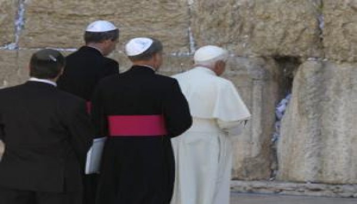 اليهود يتهمون البابا بالنازية