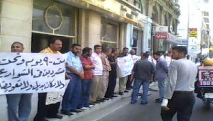 وقفة لأصحاب محلات المنشية المحترقة وتمنيات بعودة المحجوب محافظا للإسكندرية