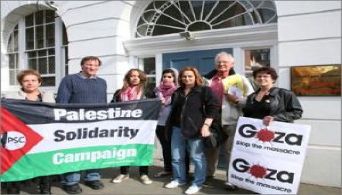 أطباء بريطانيا يعتصمون من أجل أطباء تمنعهم مصر من دخول غزة