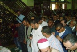 المهندس خيرت يتقدم مشيعى والدته بعد عصر اليوم بالدقهلية ( ملف مصور )