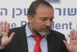 الشرطة الصهيونية تحقق مع ليبرمان بتهمة الرشوة وغسيل أموال