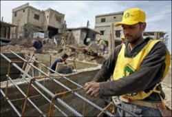 عمال حديد عز يعتصمون احتجاجا على انهاء عقودهم وإحلال عقود جديدة