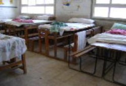 خلافاً لتصريحات الوزيرالمعلمون فى إمتحاتات الثانوية يفترشون الأرض وينامون على المقاعد.مصور