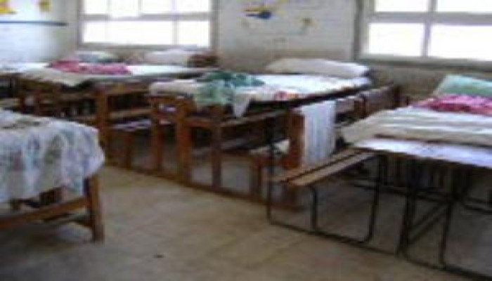 خلافاً لتصريحات الوزيرالمعلمون فى إمتحاتات الثانوية يفترشون الأرض وينامون على المقاعد.مصور