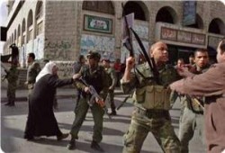 ميليشيا عباس تختطف 7 من أنصار "حماس" وتواصل مسلسل الاعتداء على النساء