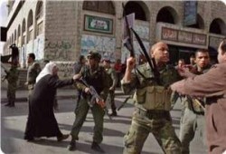 ميليشيا عباس تختطف 7 من أنصار "حماس" وتواصل مسلسل الاعتداء على النساء