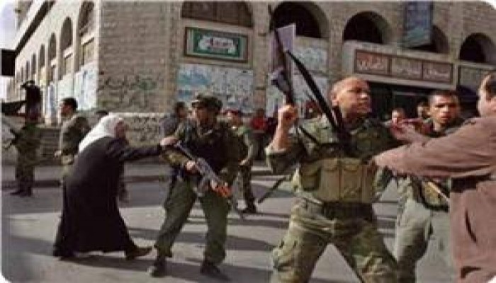 ميليشيا عباس تختطف 7 من أنصار "حماس" وتواصل مسلسل الاعتداء على النساء