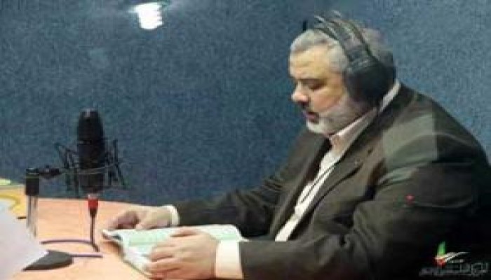 هنيه يزور إذاعة القرآن الكريم ويسجل أذان الظهر وبعض الآيات بصوته (تقرير مصور)