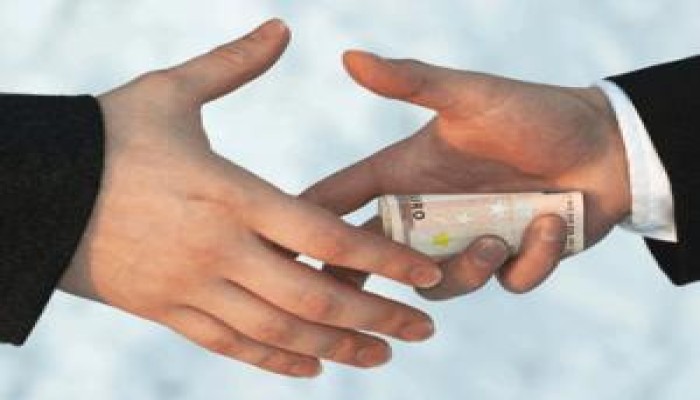 فساد عابر للقارات : أنباء عن إحتجاز سفير مصر فى بولندا