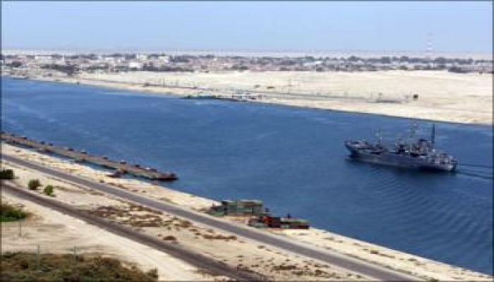 عائدات قناة السويس تتراجع 30% بسبب الأزمة المالية والقرصنة