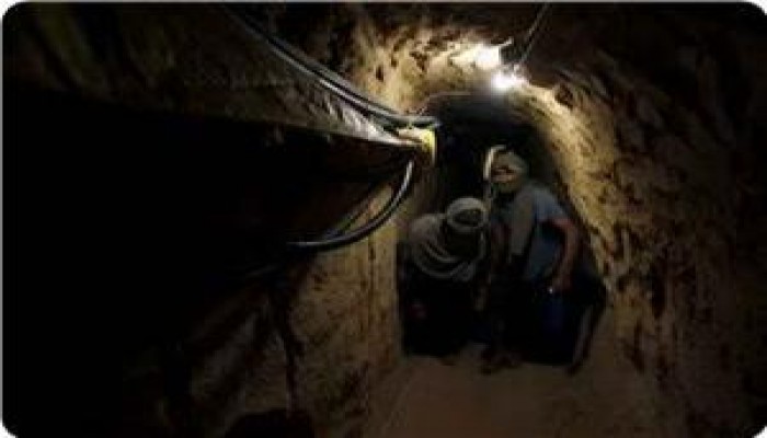 إنتشال جثامين أربعة فلسطينين بعد اندلاع حريق هائل في نفق برفح