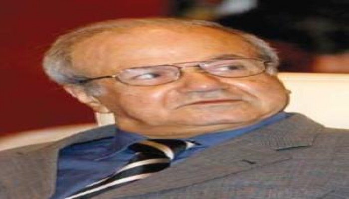 عباس يأمر بتوزيع كادر الدائرة السياسية تمهيدا لإغلاقها وتجريد القدومي من كافة مناصبه