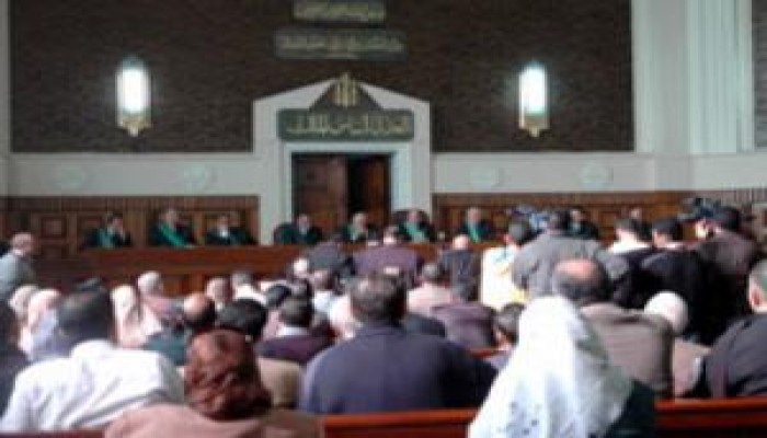 مواطن يقاضي وزير العدل لرفع الآيات القرآنية من المحاكم