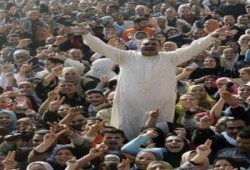 محتجون يقطعون طريقا سريعا بمصر ويشعلون النار في مكتبين..