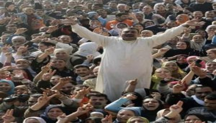 محتجون يقطعون طريقا سريعا بمصر ويشعلون النار في مكتبين..