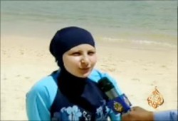 منع فرنسية من السباحة بلباس إسلامي