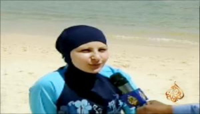 منع فرنسية من السباحة بلباس إسلامي