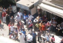(ملف مصور ) المئات يغلقون شارع الإنتاج بالمحلة ويمنعون تركيب محطة تقوية محمول