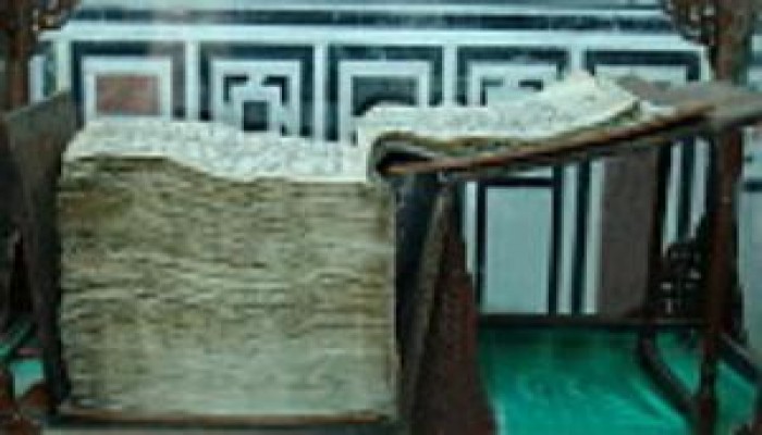 وزنه 80 كيلو مصحف عثمان بن عفان المختفي من مصر منذ 800 عام لدى نجل آرييل شارون