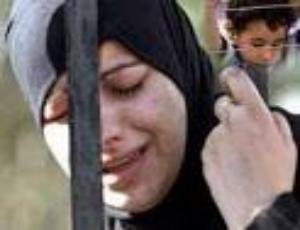 احد الجنود الصهاينة يحاول خلع حجاب فلسطينية