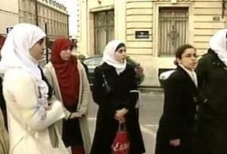 أمريكا : مسلمة ترفع دعوى ضد قاض أرغمها على خلع حجابها