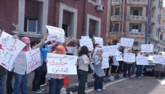 وقفة إحتجاجية لطلاب الثانوية الإنجليزية واستغاثة برئيس الجمهورية