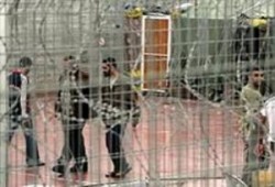 "إسرائيل" تعاقب الأسرى الفلسطينيين بوجبة الإفطار في رمضان